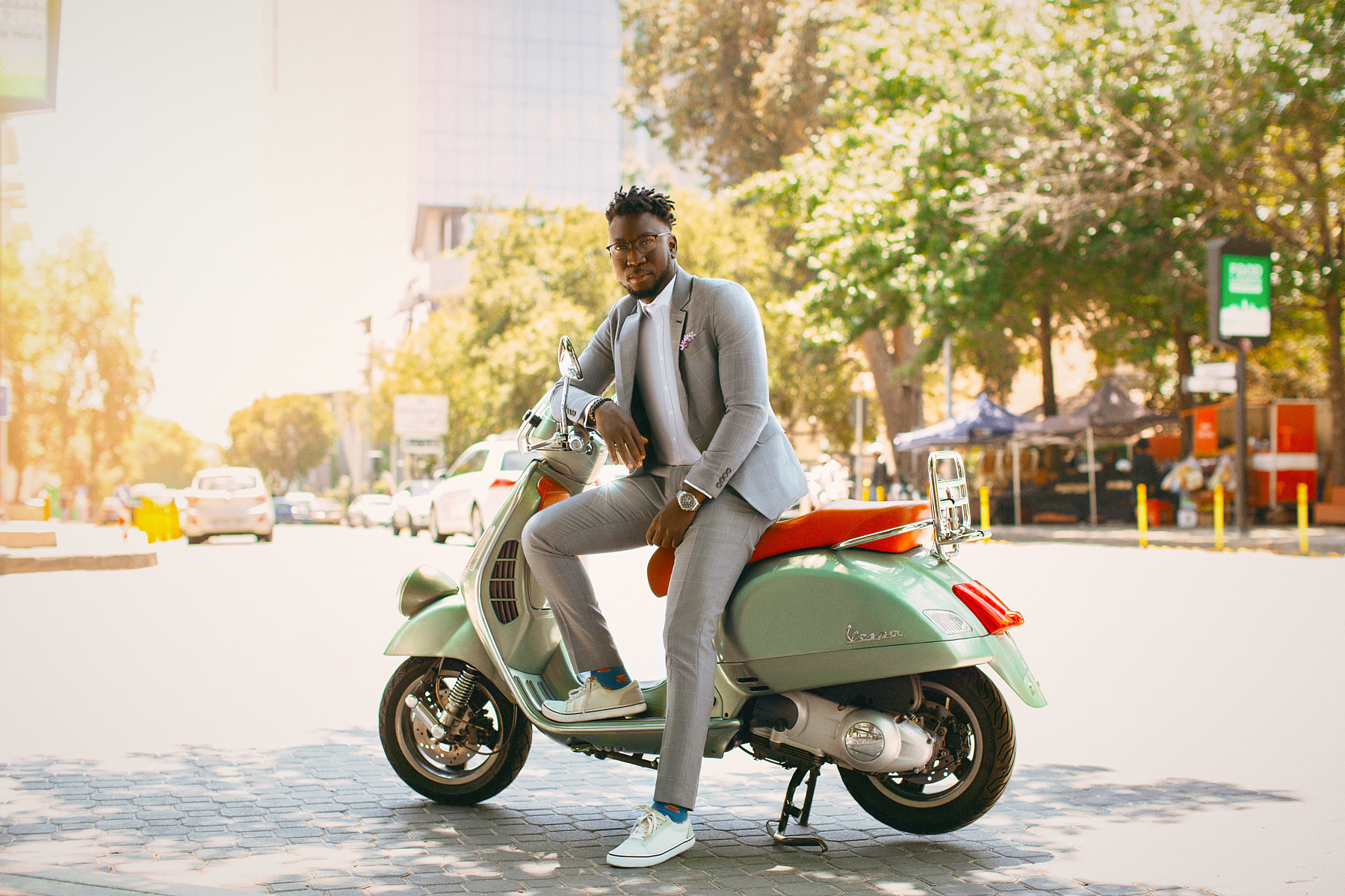 Man_in_suit_with_ his_vespa
